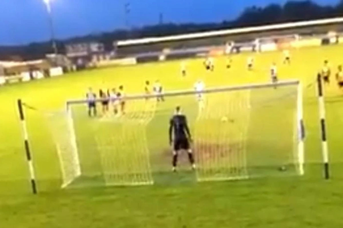Qolkiper penaltini vurdu: Stadionun işıqları qırıldı - VİDEO