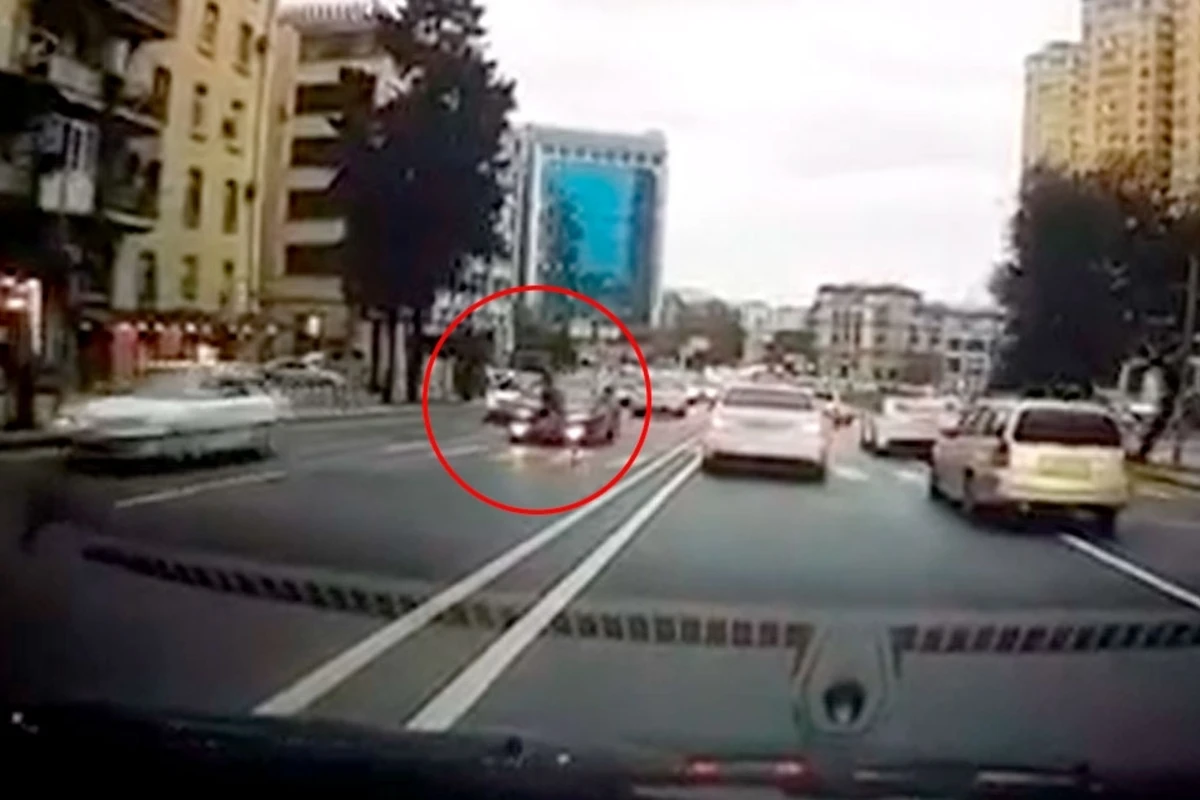 Рядом с кругом Статистики автомобиль сбил пешехода - ВИДЕО