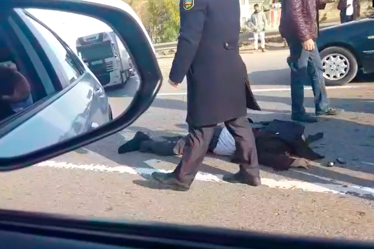 “Mercedes” körpüdə piyadanı vurub öldürdü - VİDEO “Mercedes” körpüdə piyadanı vurub öldürdü - VİDEO
