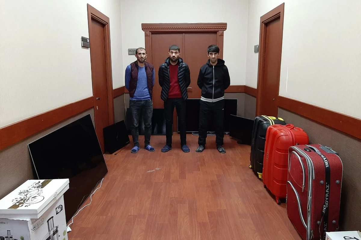 Bir evi 3 dəfə qarət edən cinayətkar dəstə üzvləri tutuldu - FOTO Bir evi 3 dəfə qarət edən cinayətkar dəstə üzvləri tutuldu - FOTO