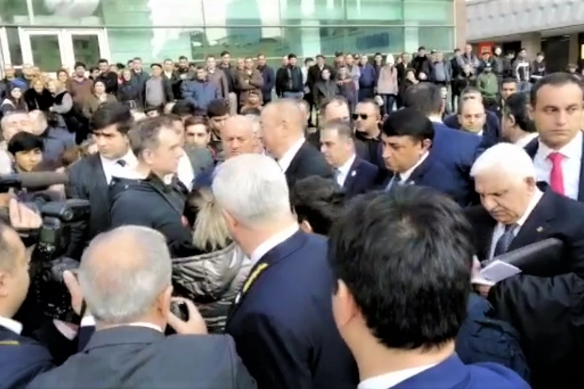 Ильхам Алиев перед станцией метро 28 Мая встретился с гражданами - ВИДЕО