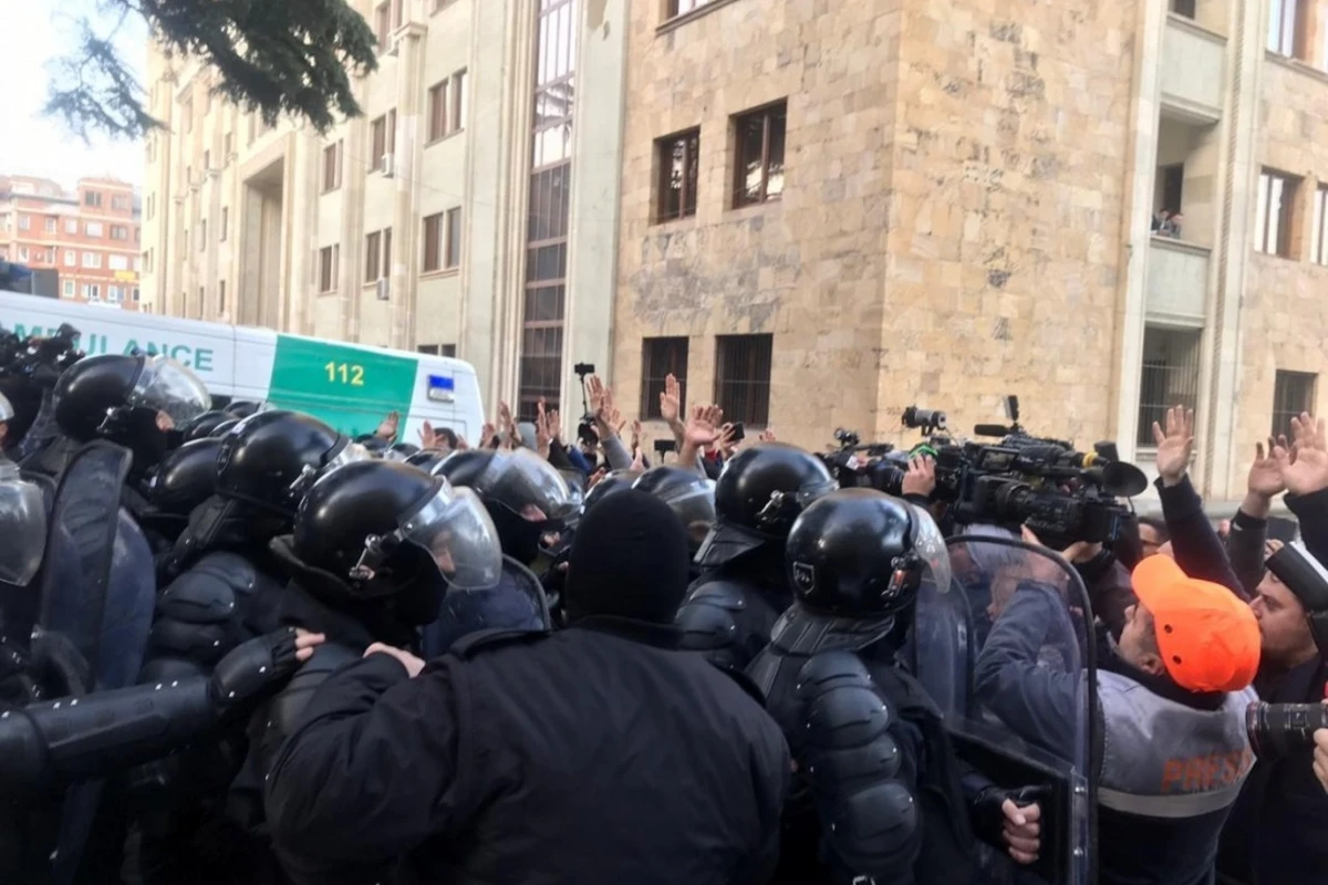 Tbilisidə parlament binası qarşısında aksiya bərpa edilib Tbilisidə parlament binası qarşısında aksiya bərpa edilib