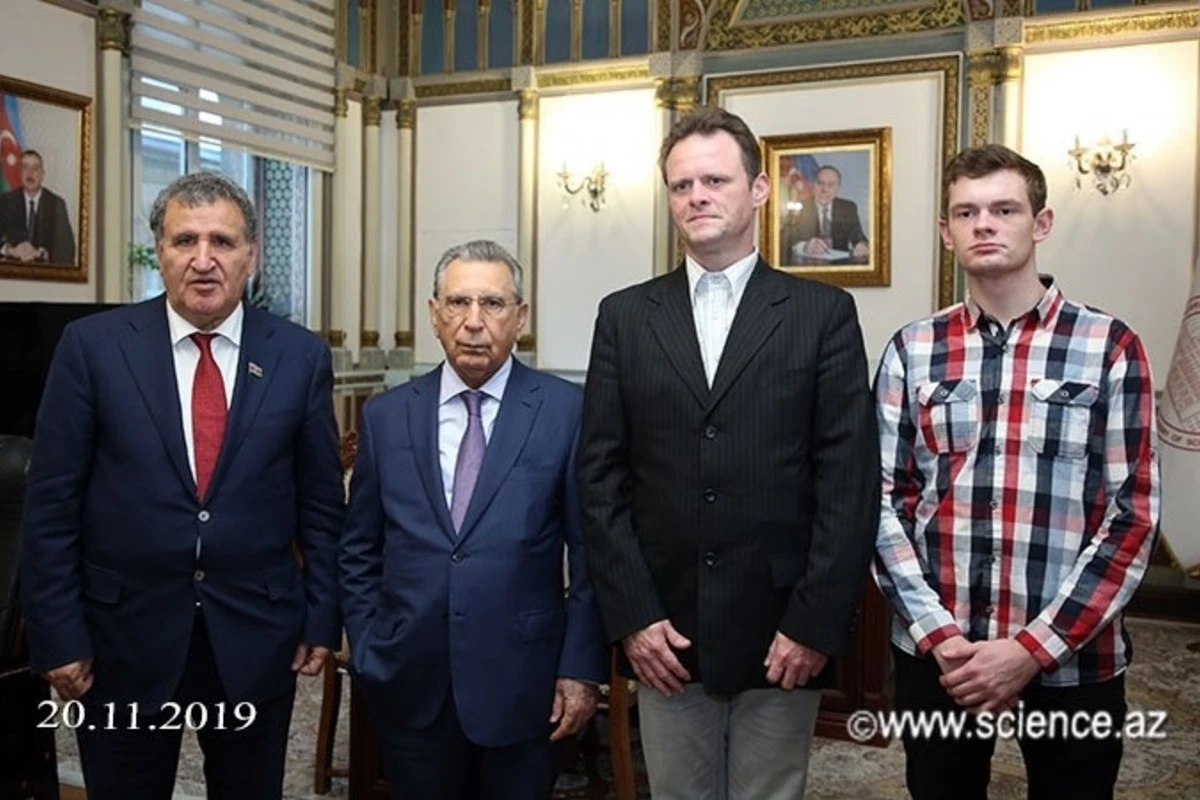 Рамиз Мехтиев подарил внуку Мирзы Джалила нахчыванский ковер - ФОТО