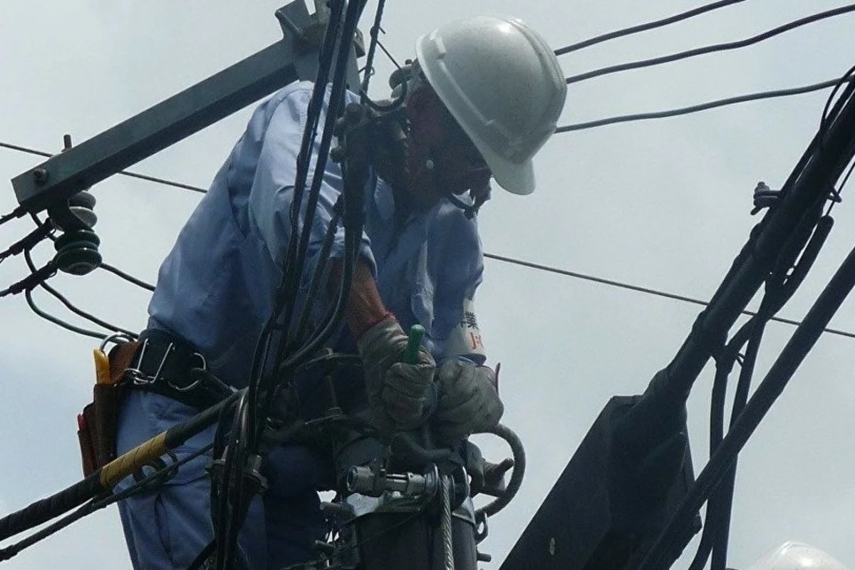 Elektrik ustasını dirəkdə cərəyan vurub öldürdü Elektrik ustasını dirəkdə cərəyan vurub öldürdü