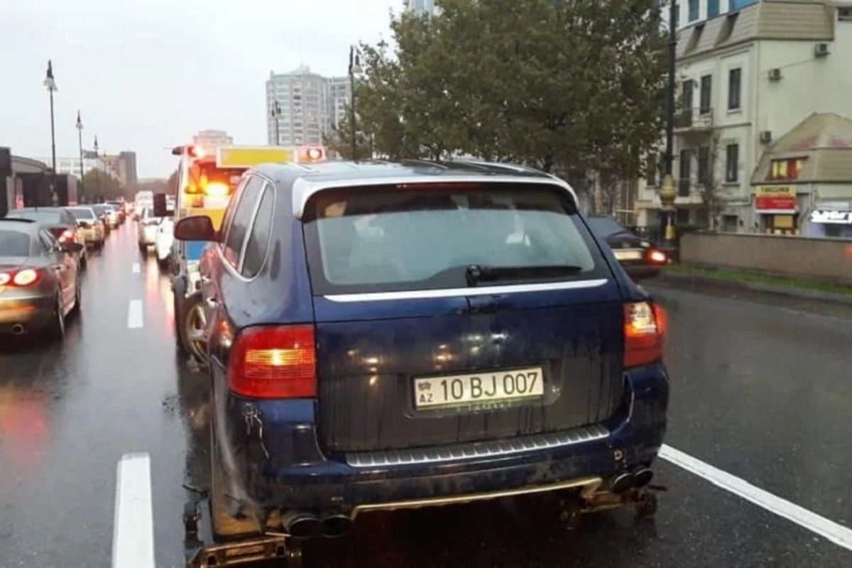 В Баку водитель Porsche Cayenne парализовал движение - ВИДЕО