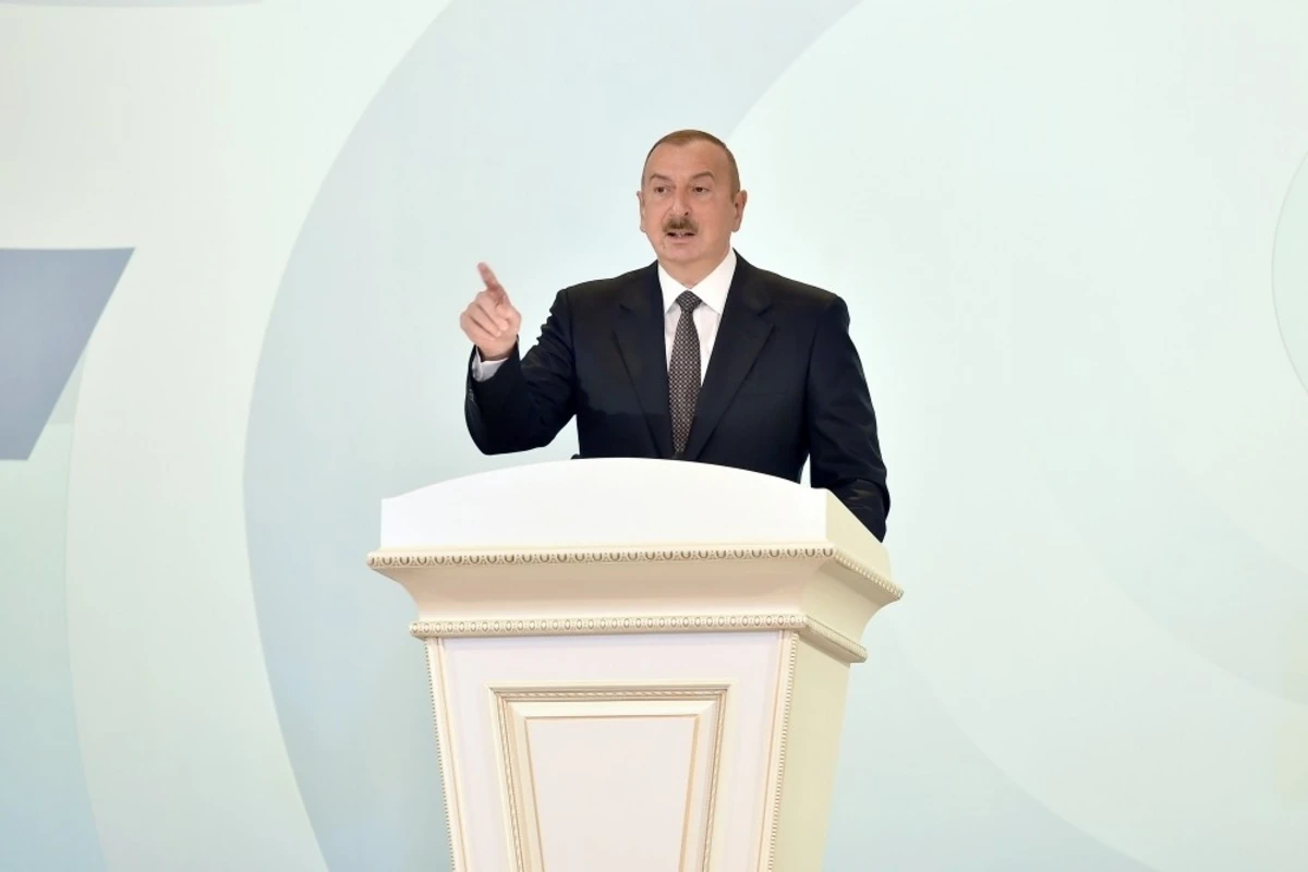 Prezident İlham Əliyev: 1992-ci ildə hakimiyyəti qanunsuz yollarla zəbt etmiş antimilli dəstə Azərbaycanı uçuruma aparırdı Prezident İlham Əliyev: 1992-ci ildə hakimiyyəti qanunsuz yollarla zəbt etmiş antimilli dəstə Azərbaycanı uçuruma aparırdı