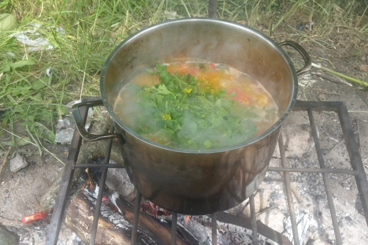Трехлетний мальчик упал в котел с супом и умер