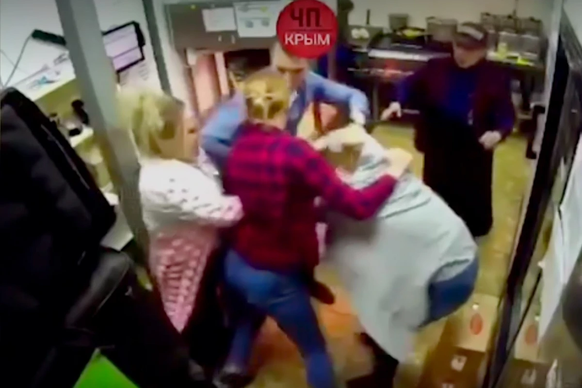 Девушка пришла на собеседование, но попала на бои без правил - ВИДЕО
