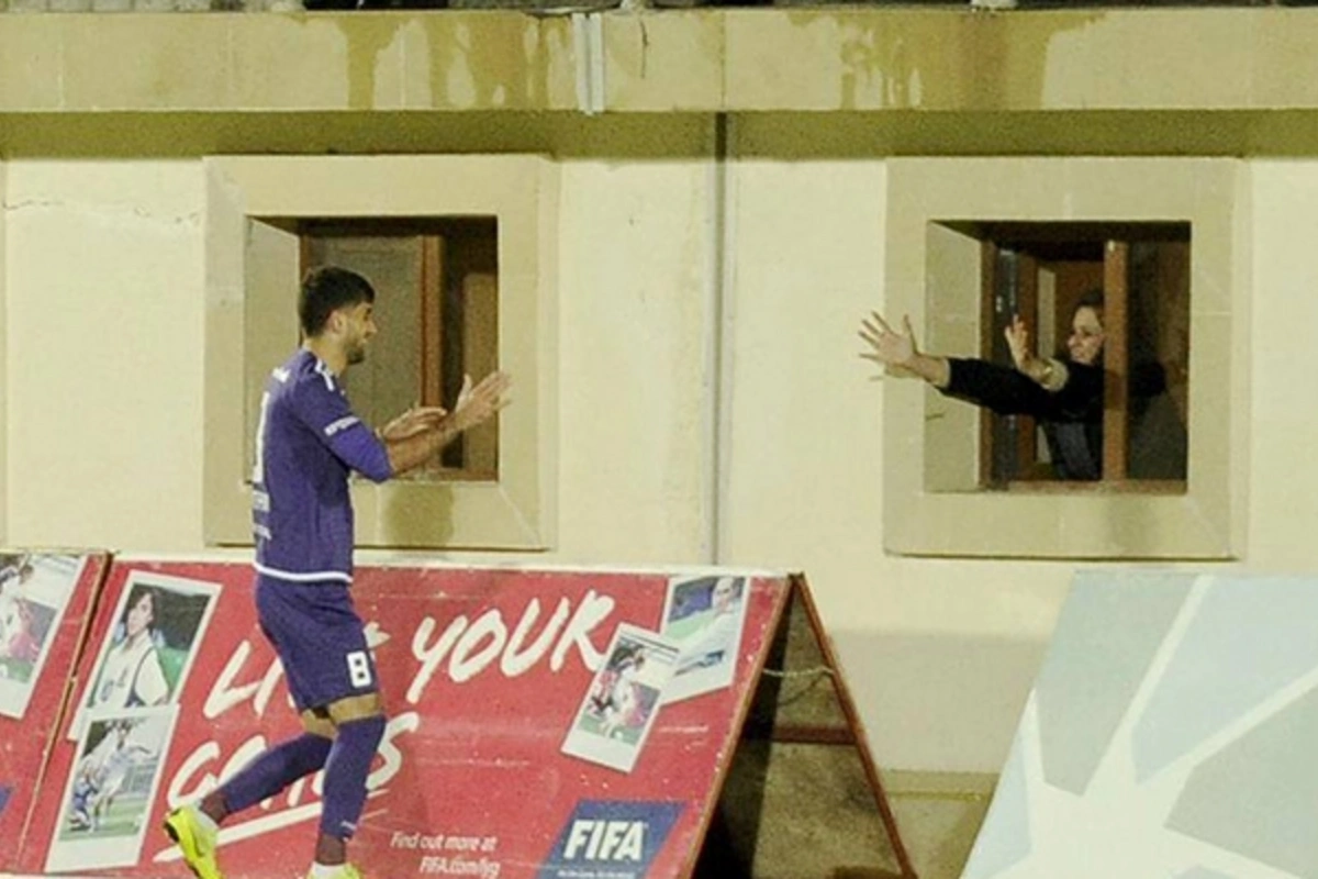 “Qarabağ”a qol vurub anasına doğru qaçdı - VİDEO