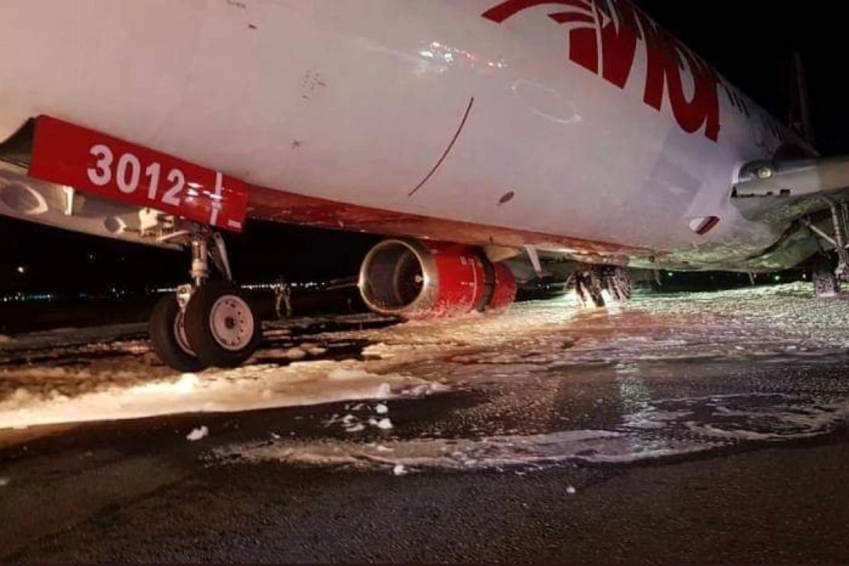 Посадка искрящегося Boeing 737 в Колумбии попала на ВИДЕО