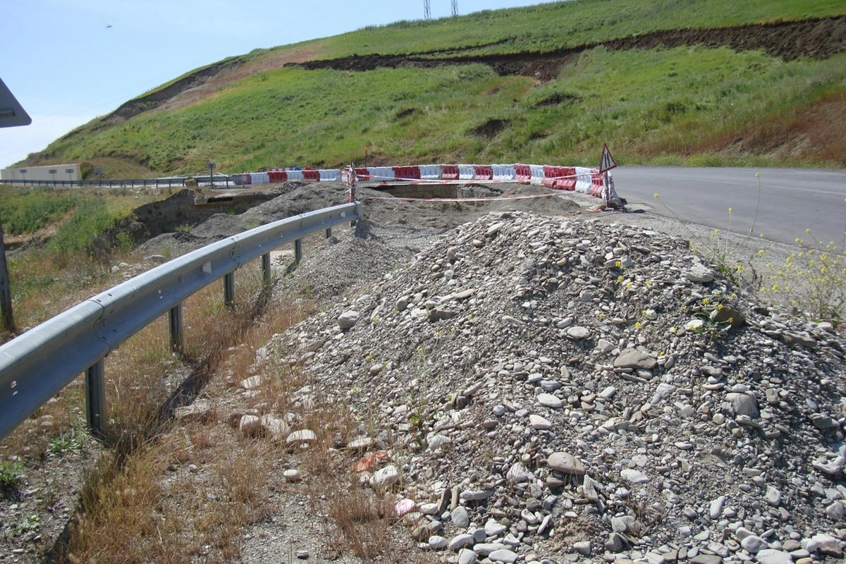 DİQQƏT! Bakıda bu yol sürüşmə səbəbindən hərəkətə bağlandı DİQQƏT! Bakıda bu yol sürüşmə səbəbindən hərəkətə bağlandı