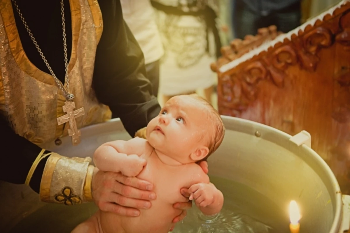 Священник отказался крестить малыша с родимым пятном из-за заразности - ФОТО