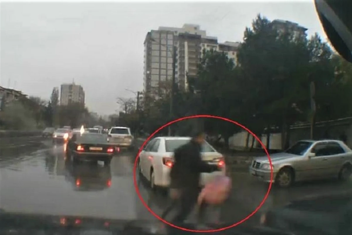 Bakıda piyadalar avtomobilin altında qalmaqdan son anda qurtuldu - ANBAAN VİDEO