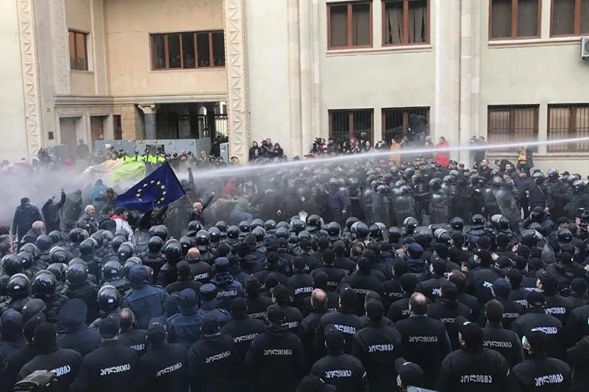 В Тбилиси демонстрантов разогнали водометами В Тбилиси демонстрантов разогнали водометами