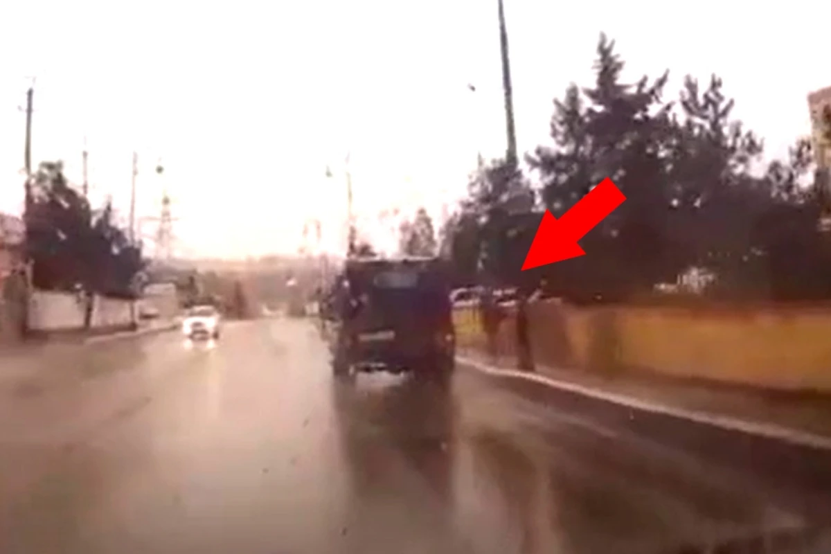 Bakıda sürücünün qadına qarşı tərbiyəsizliyi kameraya düşdü - VİDEO