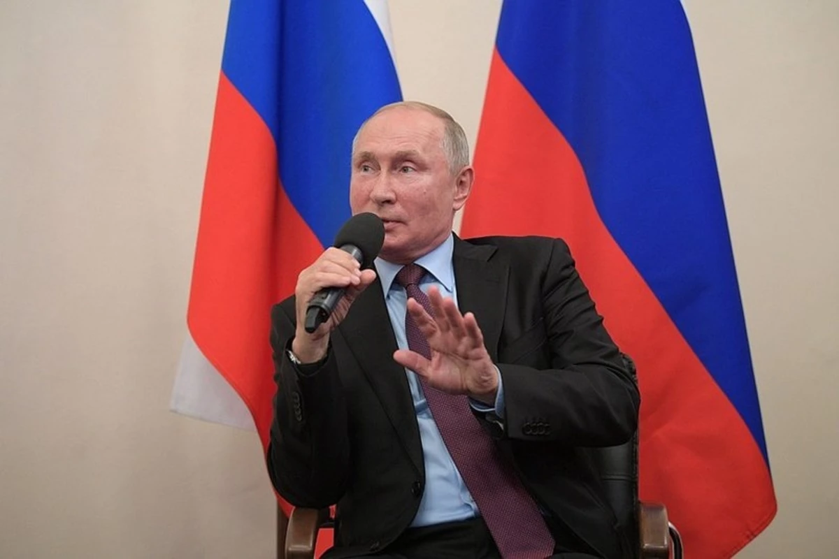 Путин рассказал, как примерял на себя разные профессии