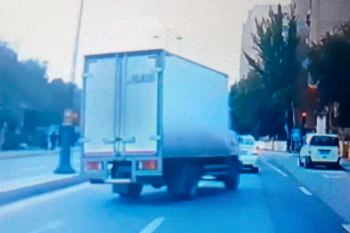 Yük maşını ilə avtoşluq etmək istəyir - 99 JK 08 - VİDEO