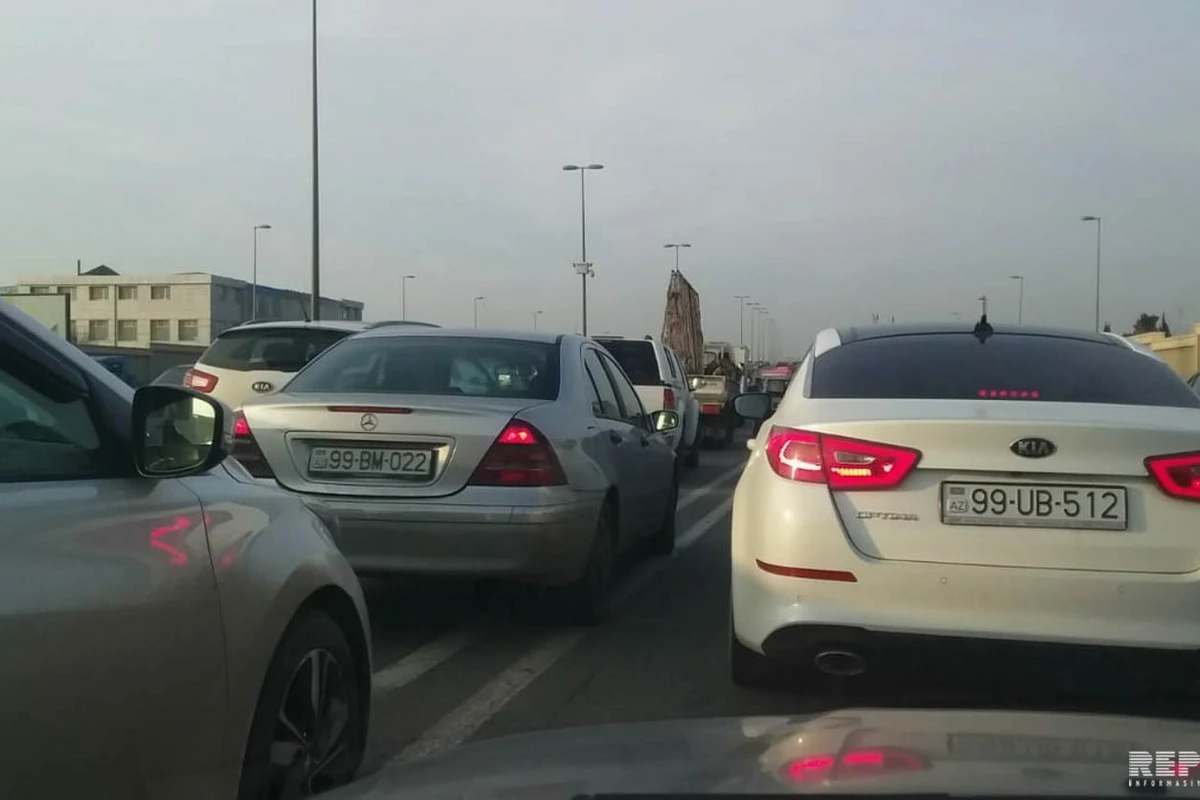 Авария на проспекте Зии Буньядова в Баку привела к пробке - ФОТО