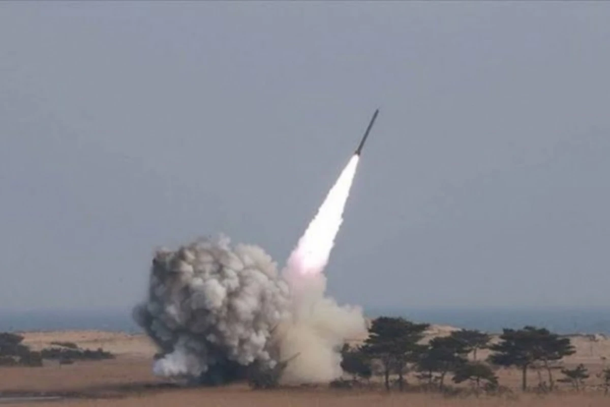 Şimali Koreya yeni raketi sınaqdan keçirdi Şimali Koreya yeni raketi sınaqdan keçirdi