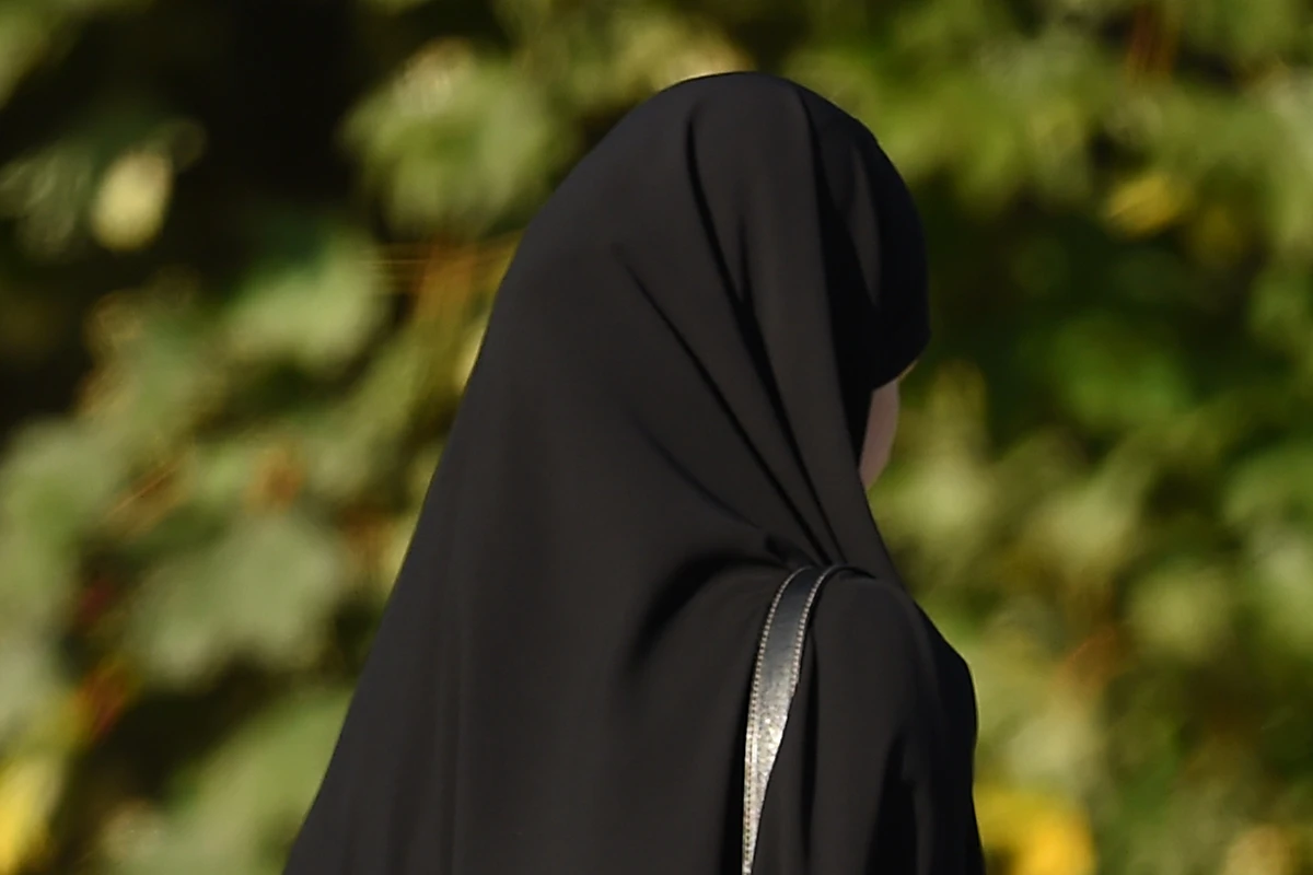 Tanınmamaq üçün hicab geyinən qadından 40 minlik cinayət - FOTO Tanınmamaq üçün hicab geyinən qadından 40 minlik cinayət - FOTO