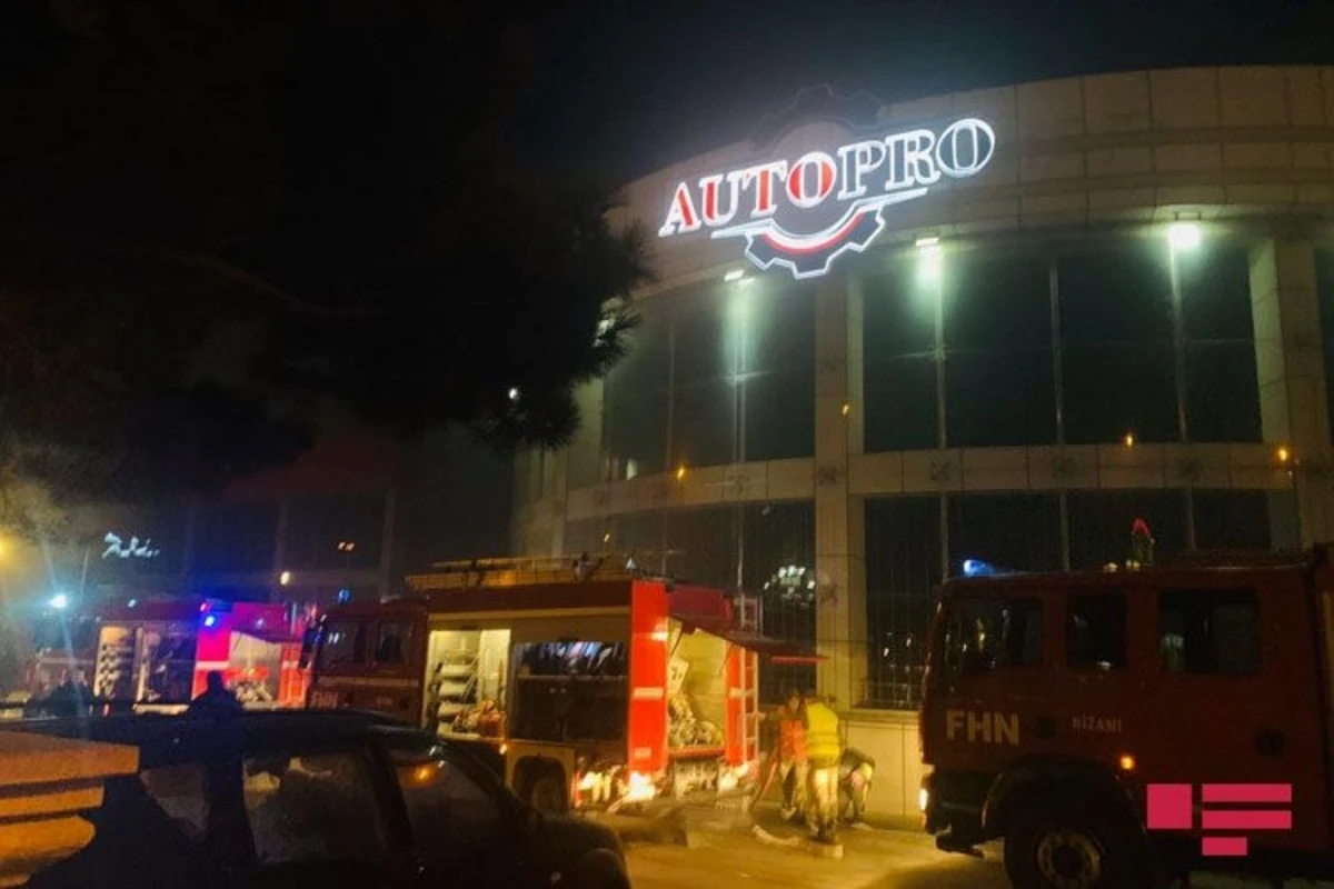 Bakıda avtosalon yanıb, xəsarət alan var - FOTO