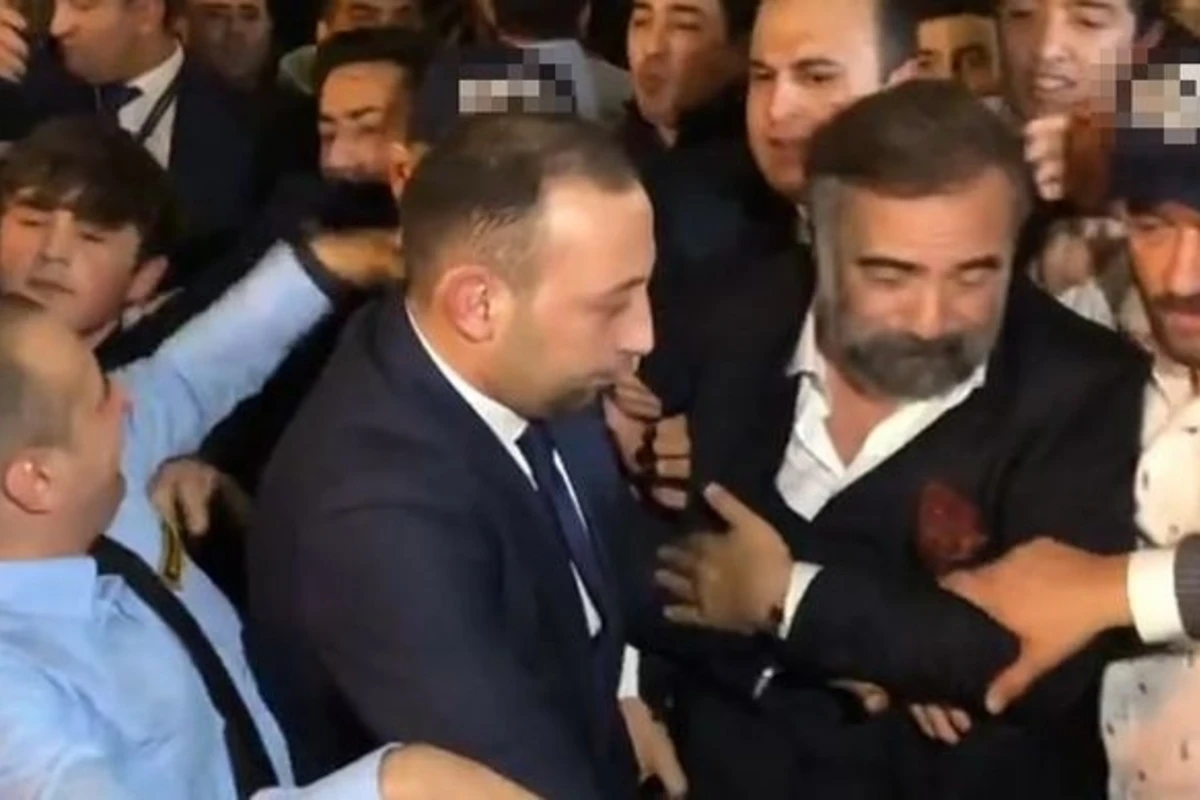 Oktay Kaynarcaya görə Bakıda izdiham yaşandı - VİDEO Oktay Kaynarcaya görə Bakıda izdiham yaşandı - VİDEO
