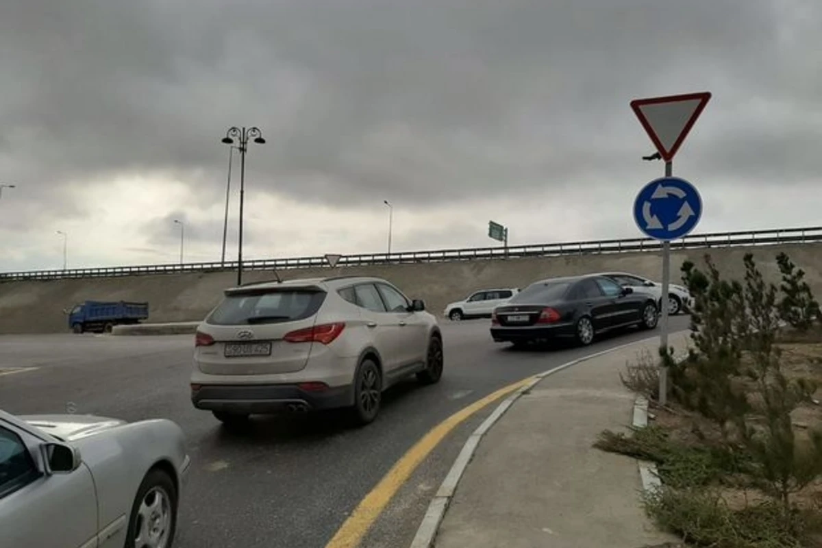 Bu yolda nişanlar dəyişdirildi: Cərimələnə bilərsiniz Bu yolda nişanlar dəyişdirildi: Cərimələnə bilərsiniz