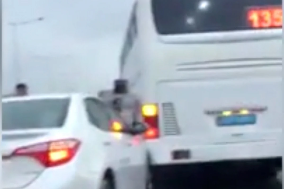 На трассе Баку-Сумгайыт столкнулись Toyota и автобус - ВИДЕО На трассе Баку-Сумгайыт столкнулись Toyota и автобус - ВИДЕО