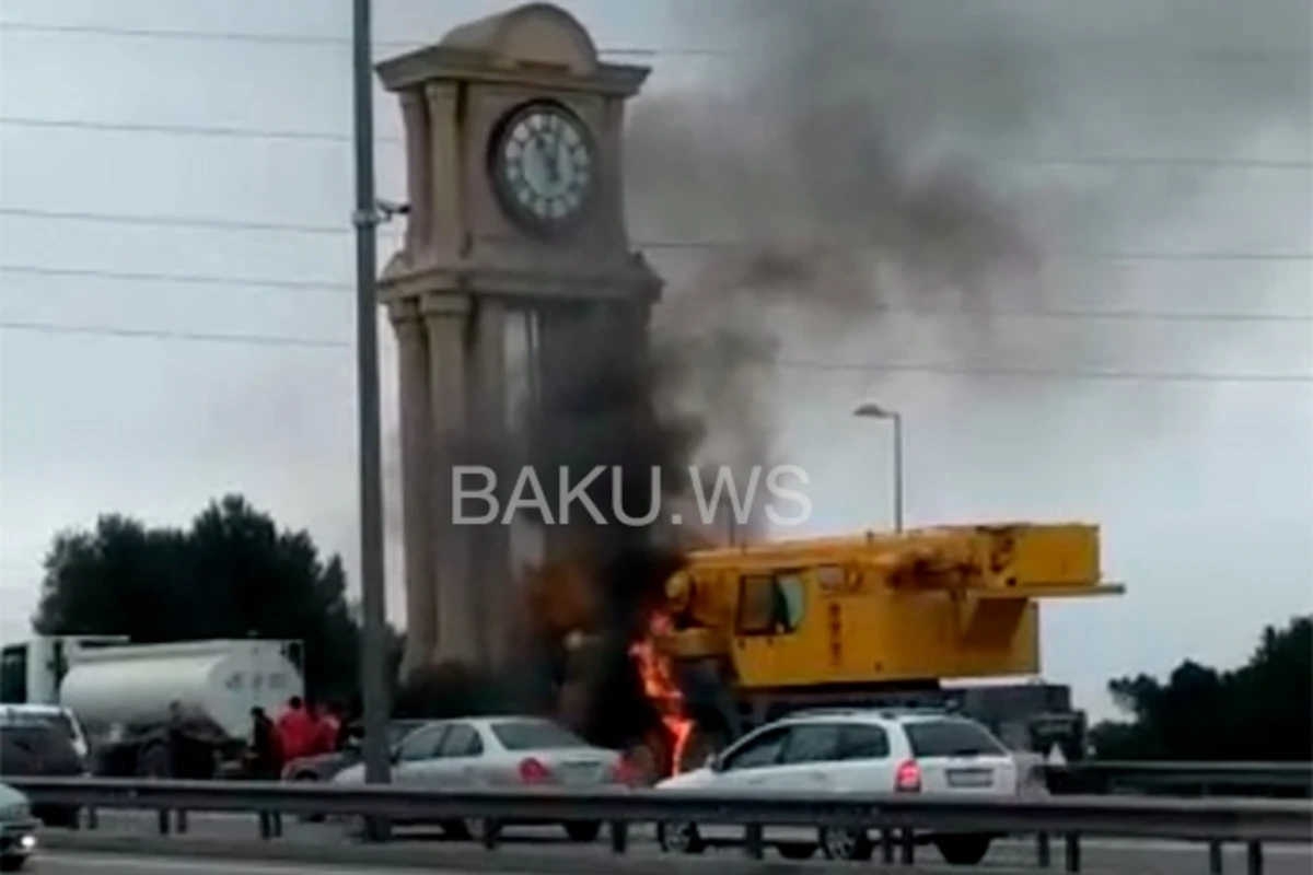 Bakıda aeroport yolunda kran yanıb - VİDEO