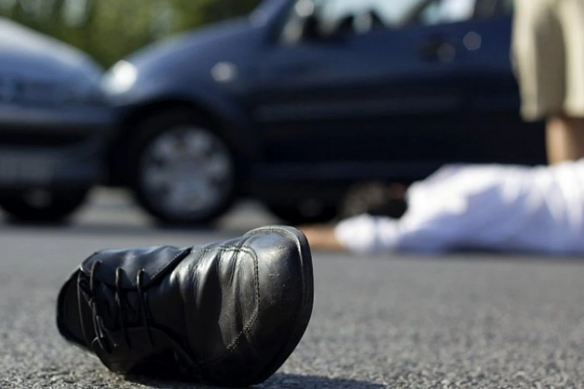 В Баку автомобиль сбил полицейского