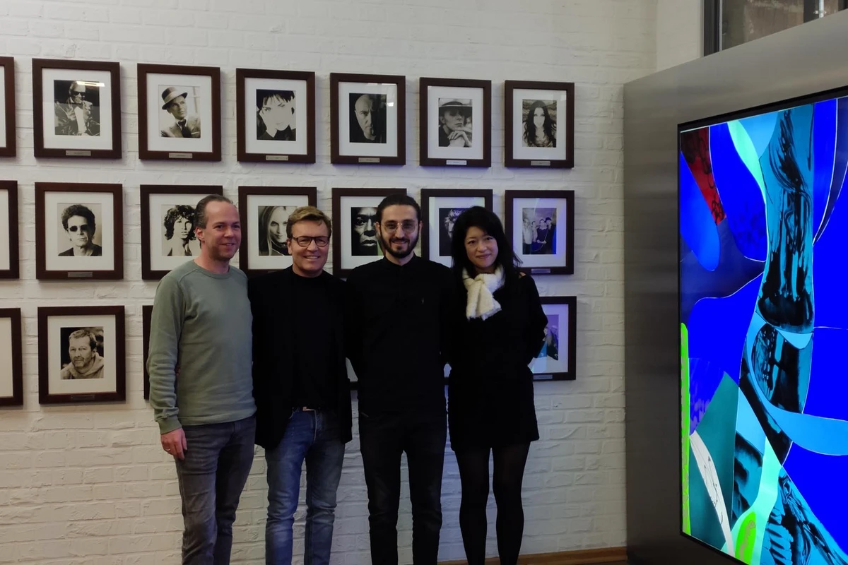 Исфар Сарабский подписал контракт с Warner Music Group - ФОТО Исфар Сарабский подписал контракт с Warner Music Group - ФОТО