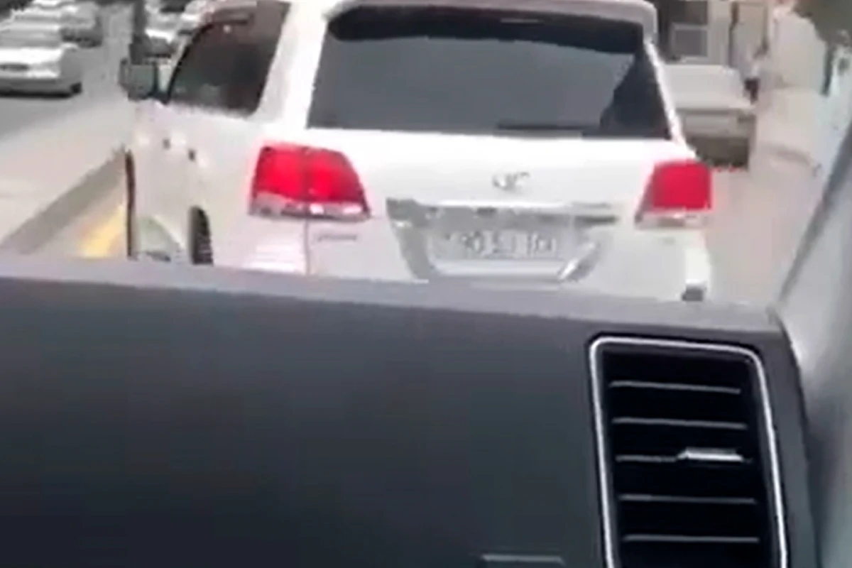 В Баку водитель Land Cruiser не пропустил машину скорой помощи - ВИДЕО