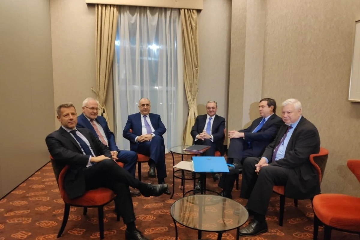 Elmar Məmmədyarovla Zohrab Mnatsakanyan arasında görüş başlayıb Elmar Məmmədyarovla Zohrab Mnatsakanyan arasında görüş başlayıb