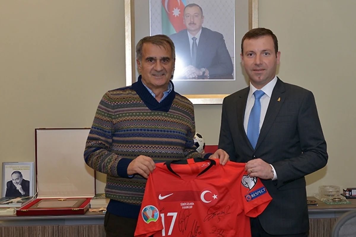 AFFA-nın baş katibi Türkiyə millisinin baş məşqçisi ilə görüşüb AFFA-nın baş katibi Türkiyə millisinin baş məşqçisi ilə görüşüb