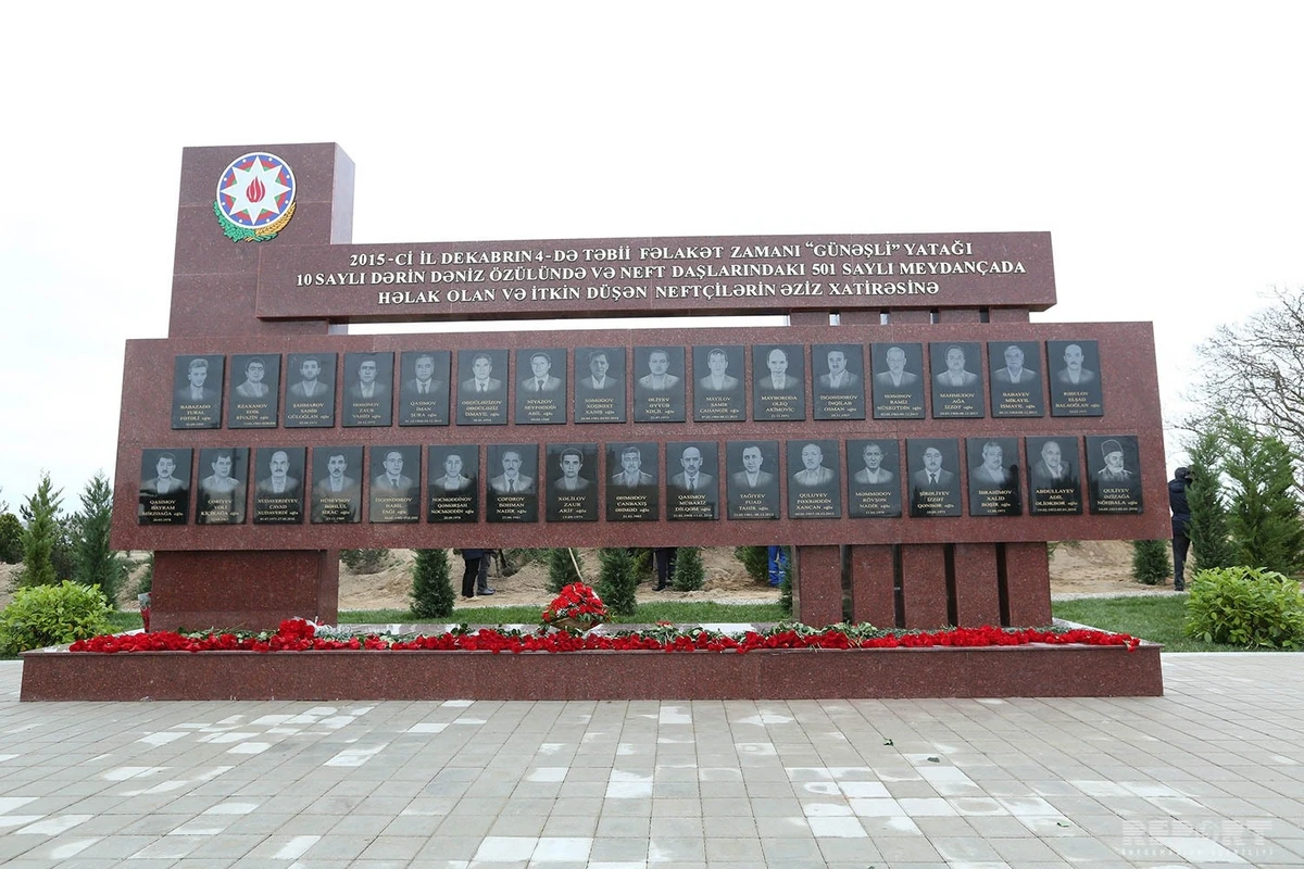 SOCAR rəhbərliyi həlak olmuş və itkin düşmüş neftçilərin xatirəsinə 33 ağac əkib SOCAR rəhbərliyi həlak olmuş və itkin düşmüş neftçilərin xatirəsinə 33 ağac əkib