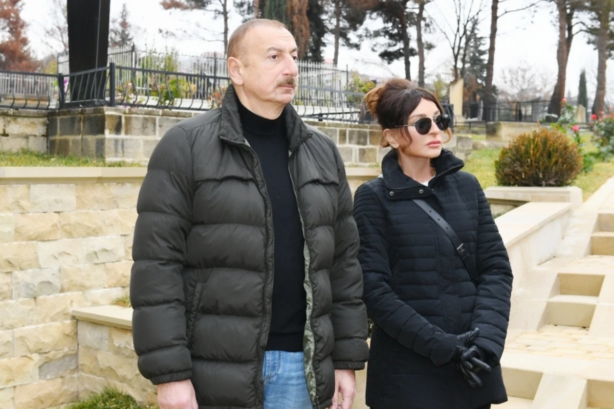 İlham Əliyev və Mehriban Əliyeva Şahxəndan türbəsində - FOTO (YENİLƏNİB) İlham Əliyev və Mehriban Əliyeva Şahxəndan türbəsində - FOTO (YENİLƏNİB)