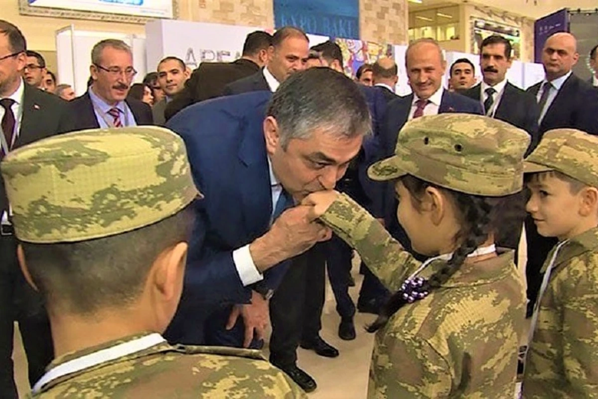 Nazir şəhid övladlarının əlindən öpdü Nazir şəhid övladlarının əlindən öpdü