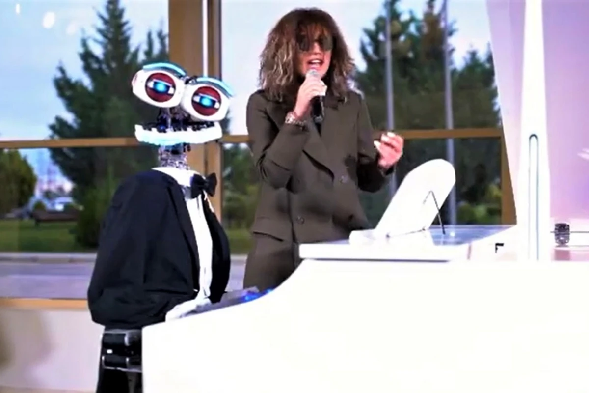 Röya dünya şöhrətli robotla birgə mahnı oxudu - VİDEO