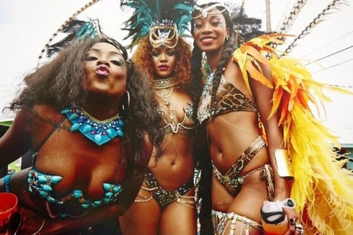 Rihannanın erotik paltarı kişilərin ağlını başından aldı (VİDEO, FOTO +18) Rihannanın erotik paltarı kişilərin ağlını başından aldı (VİDEO, FOTO +18)