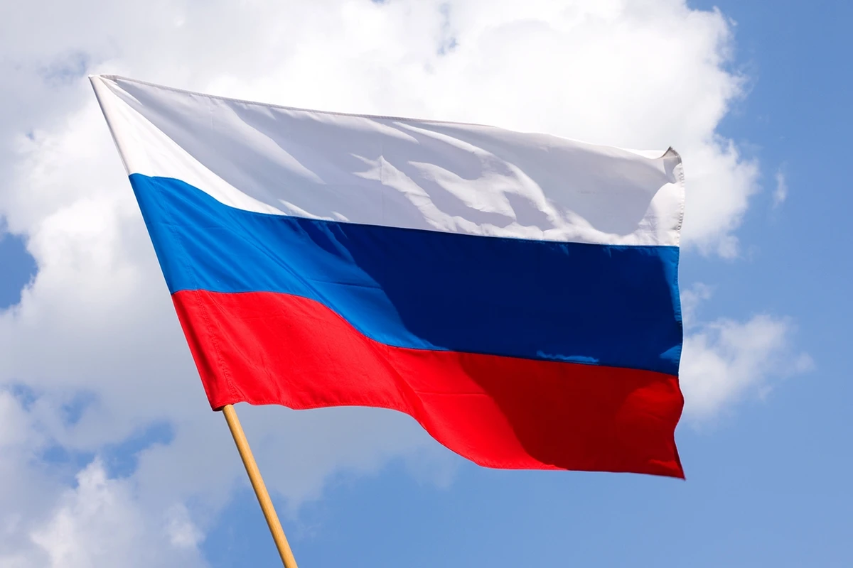 В центре Парижа разорвали российский флаг - ВИДЕО