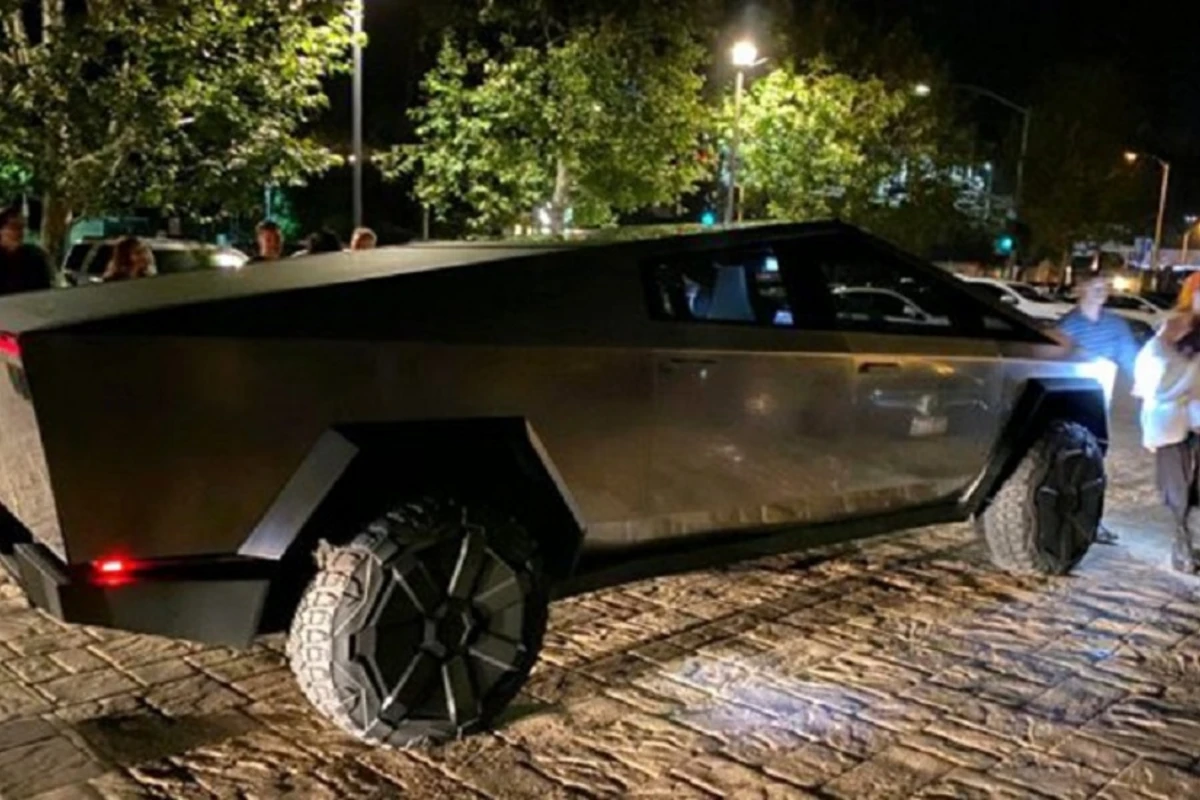 Илон Маск приехал с девушкой на вечеринку в новом пикапе Tesla - ВИДЕО