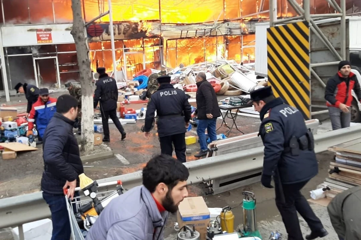 Сотрудники полиции помогли гражданам во время пожара в EuroHome - ВИДЕО