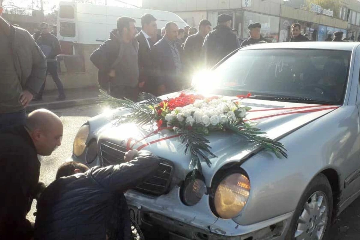 Azərbaycanda gəlin maşını qəzaya düşdü - FOTO