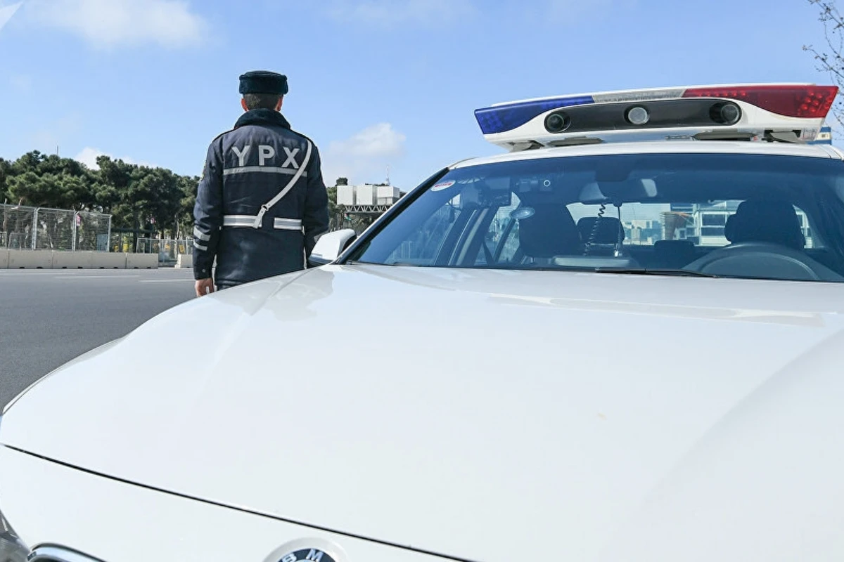 Yol polisinin saxladığı şəxs özünə xəsarət yetirib