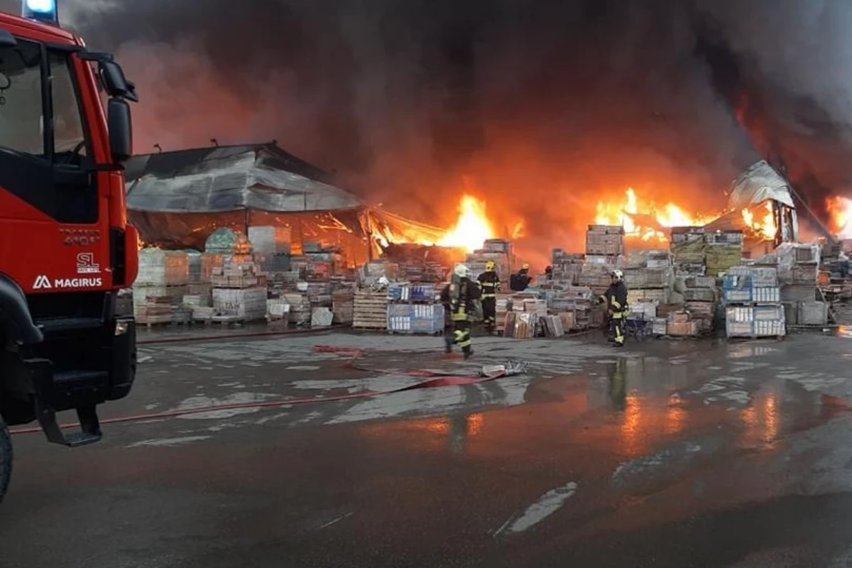 Так рынок стройматериалов выглядит после пожара - ВИДЕО
