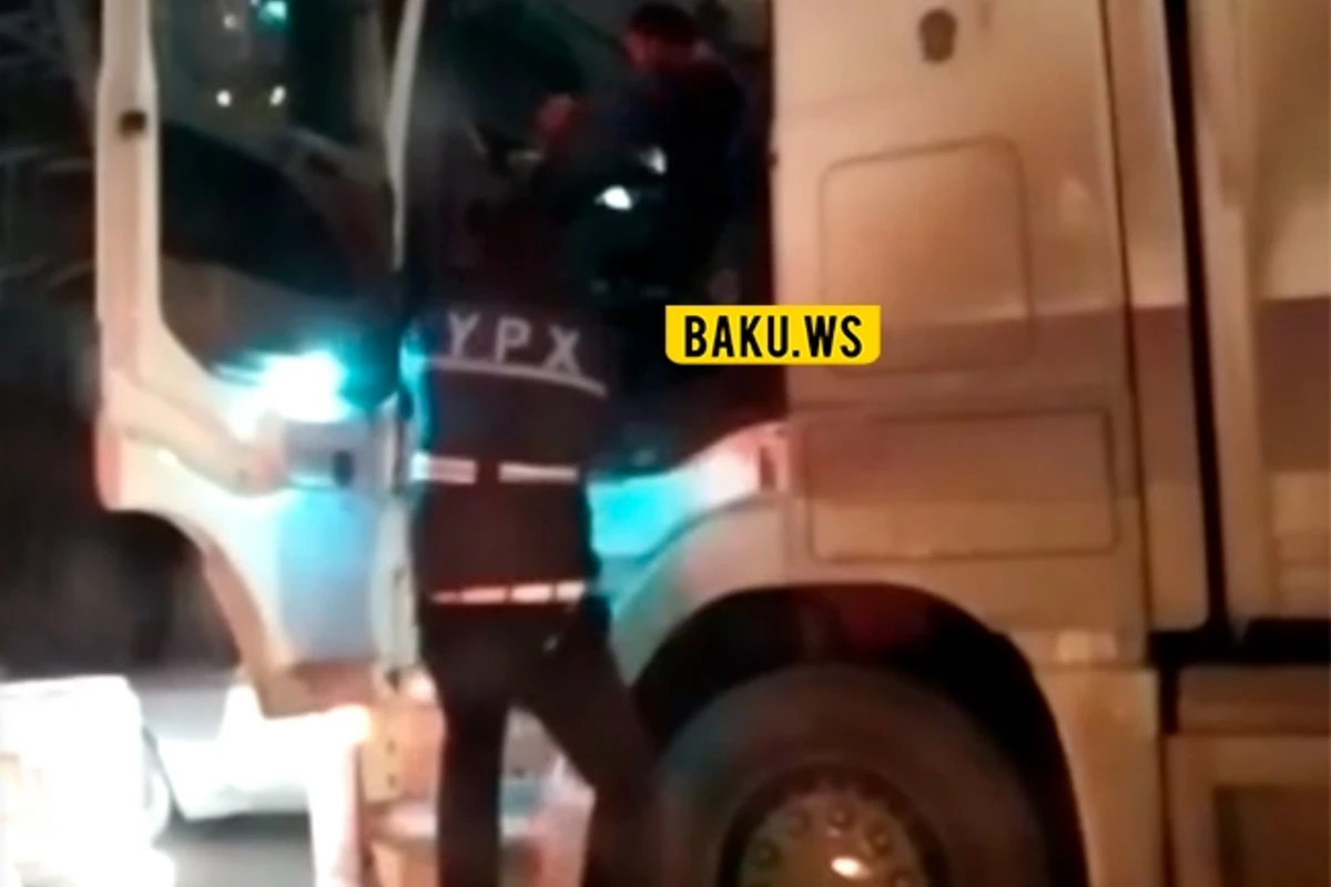В Баку сотрудник ДПС оторвал ногу водителю-нарушителю - ВИДЕО