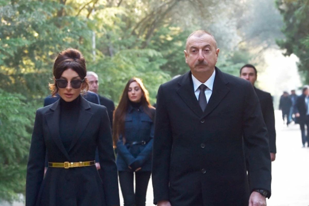 İlham Əliyev və Mehriban Əliyeva Heydər Əliyevin məzarını ziyarət etdi - FOTO İlham Əliyev və Mehriban Əliyeva Heydər Əliyevin məzarını ziyarət etdi - FOTO