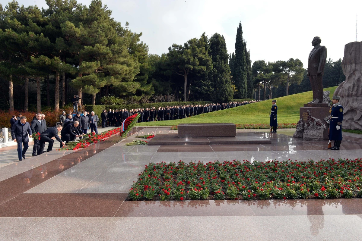 SOCAR rəhbərliyi ulu öndər Heydər Əliyevin məzarını ziyarət edib - FOTO