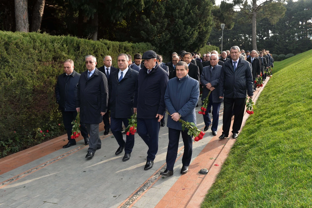 Руководство SOCAR посетило могилу общенационального лидера Гейдара Алиева - ФОТО