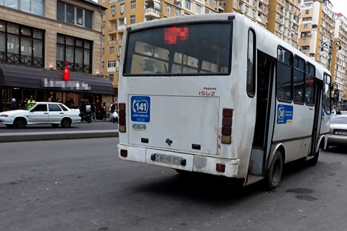 В Баку столкнулись автобус и легковой автомобиль, пострадали 6 человек